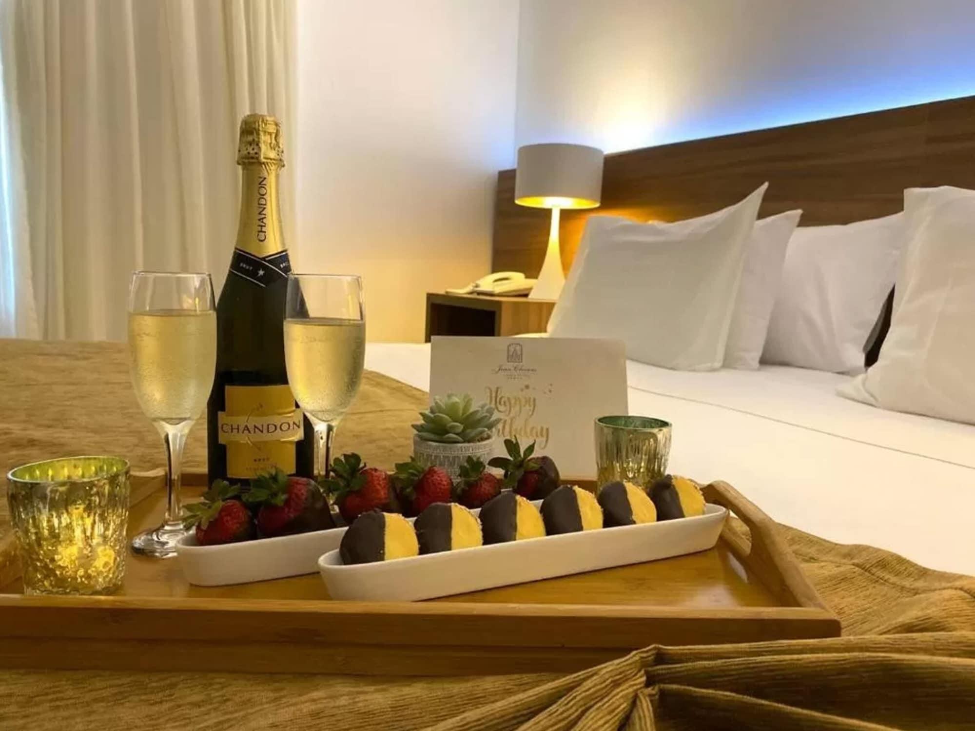 Parque Hotel Jean Clevers Punta del Este Esterno foto A room service tray