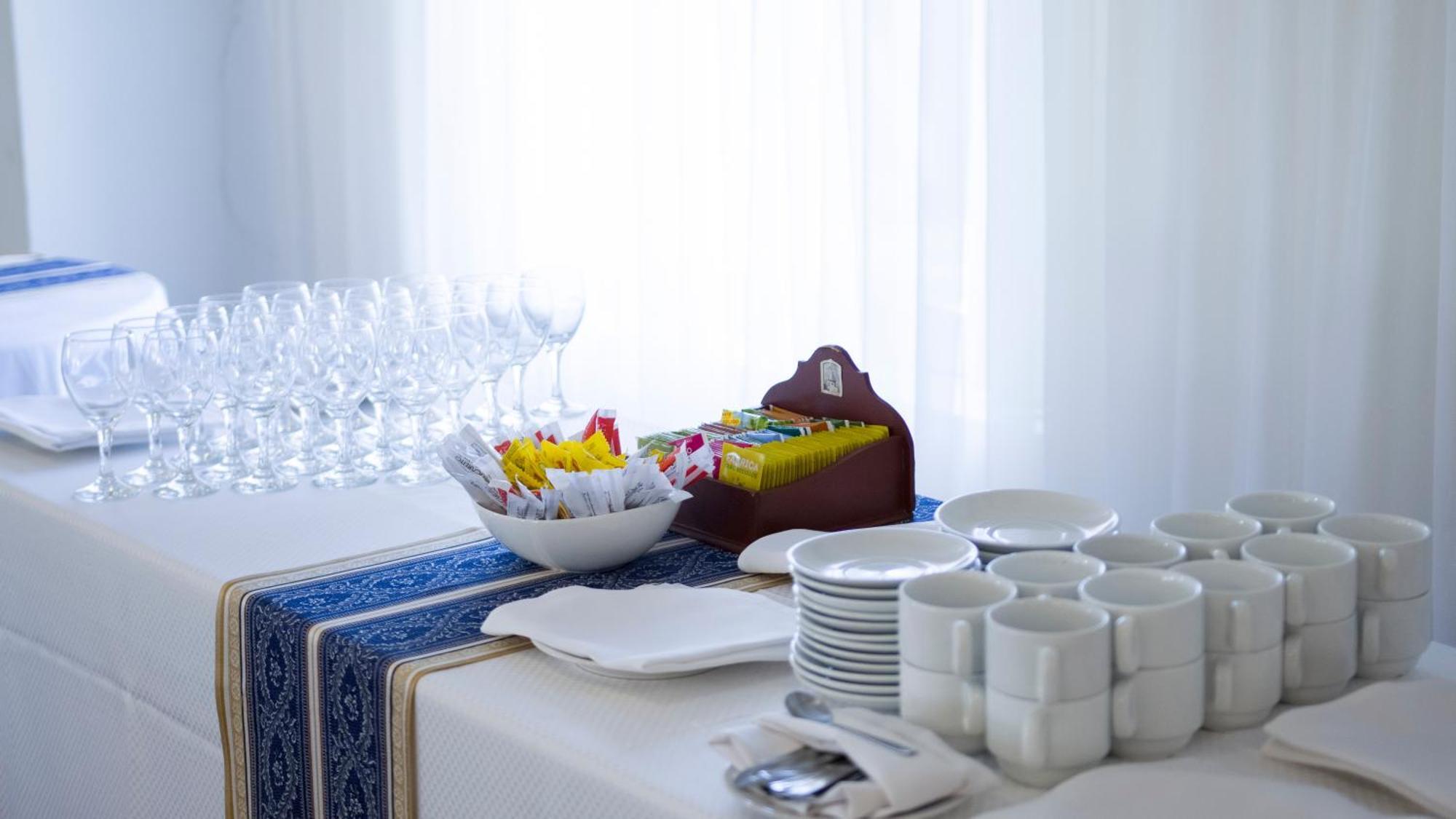 Parque Hotel Jean Clevers Punta del Este Esterno foto A table set for a buffet
