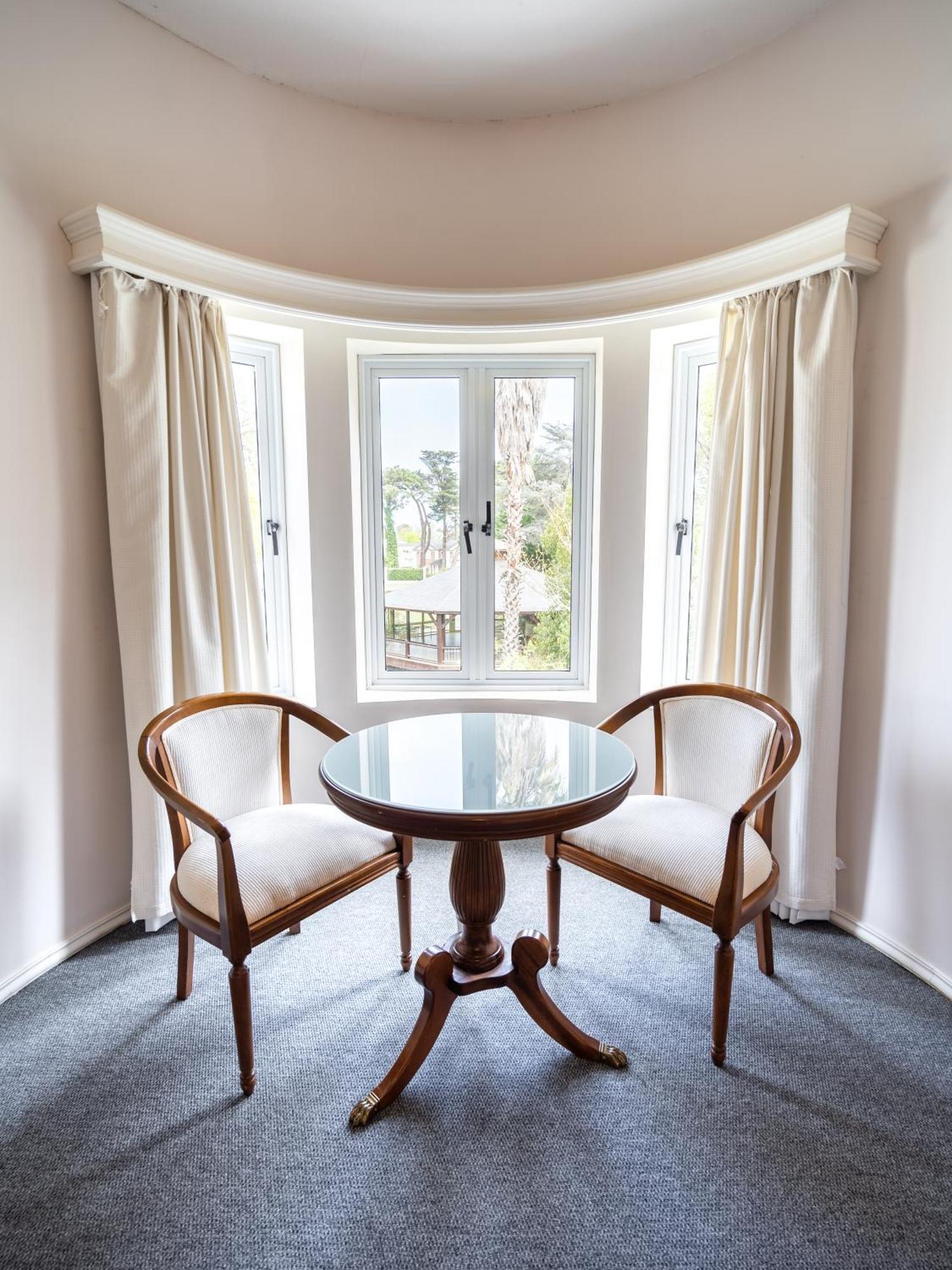 Parque Hotel Jean Clevers Punta del Este Esterno foto A window seat with a table and two chairs